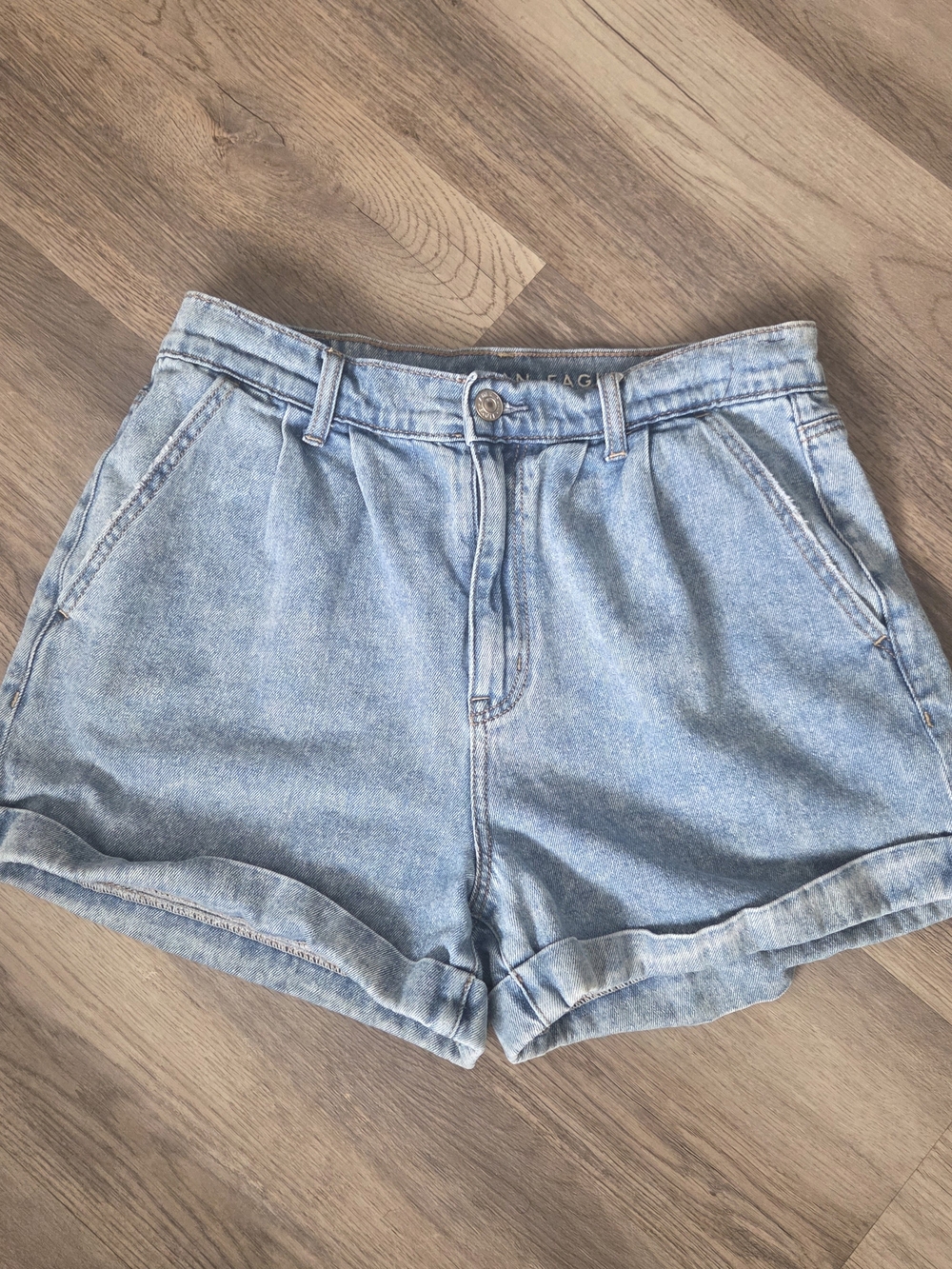 American Eagle Pleated Mom Shorts Light Wash Denim Rolled Hem Sz 6